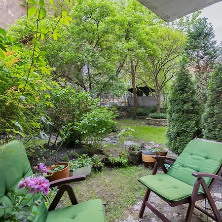 Park Krakowski Homely With Garden By Bookinghost