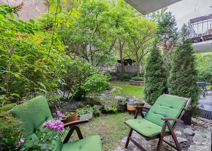 Park Krakowski Homely With Garden By Bookinghost